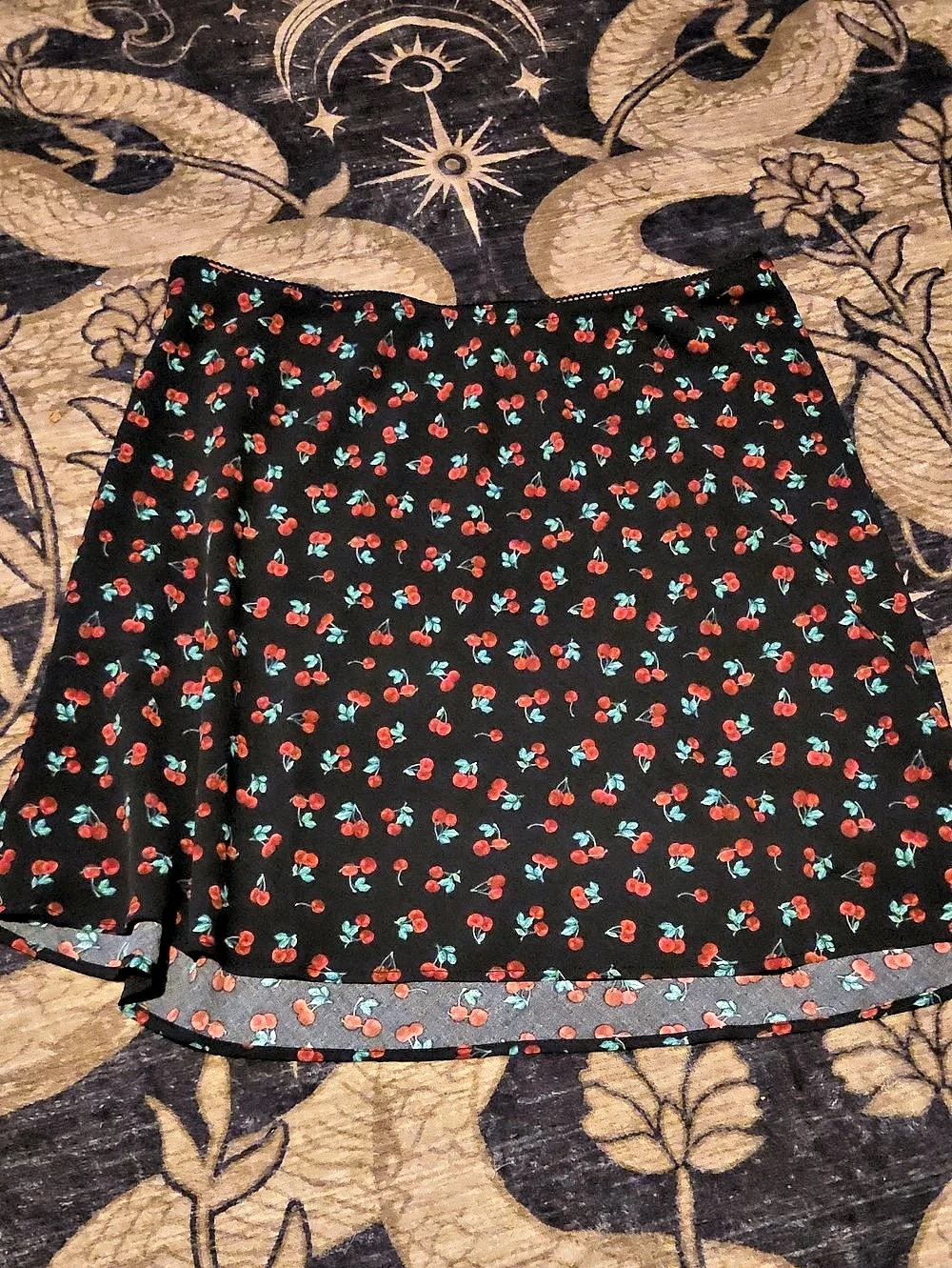 Aéropostale Black Cherry Print Lace Trim Mini Skirt Black & Red Large